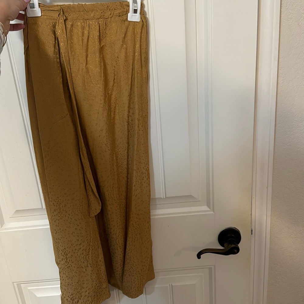 Size M wrap around midi skirt. Gold print